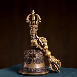 Cloche tibétaine ornée de bronze antique, ornée d'une poignée dorje magnifiquement sculptée avec des éléments symboliques, au prix de gros. - Product Image 2