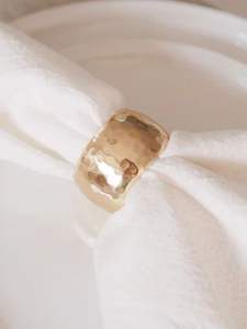 Anillo para servilletas de metal forjado a mano de estilo vintage con patrones grabados para una hospitalidad elegante y decoración de mesa festiva - Product Image 3