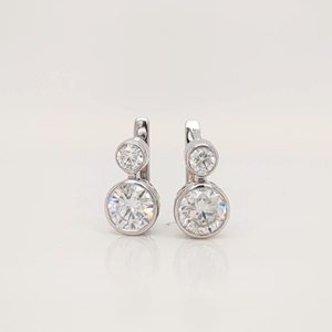 Pendientes de Oro Blanco Sólido de 10K/14K/18K, Regalo de Aniversario para Mujer, Pendientes Largos con Engaste de Bisel y Corte Redondo de 1.50 Ct, Pendientes de Diamantes - Product Image 1