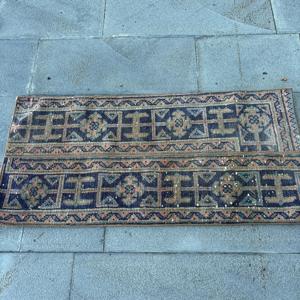 Alfombra Turca Vintage de 1.7x3.6 pies, Alfombra Pequeña, Alfombra Azul con Diseño de Patchwork - Product Image 3