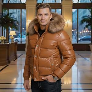 Blouson matelassé en cuir marron pour homme avec capuche en fourrure de renard, respirant, décontracté pour l'été, rembourrage 100% polyester, motif à carreaux, fermeture éclair - Product Image 1