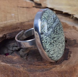 Anillo de plata de ley 925 con piedra preciosa ovalada de jaspe Kambaba verde, regalo para ella - Product Image 2