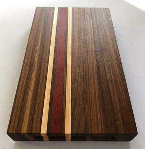 Planche à découper en bois dur naturel de cuisine royale intemporelle fabriquée à partir de bois de manguier durable - Product Image 1