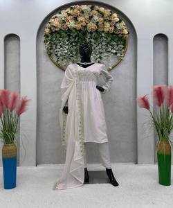 ชุดเสื้อกางเกงปักลายดอกไม้สำหรับสุภาพสตรีทันสมัยและสง่างามด้วยสัมผัสของความสง่างาม - Product Image 3