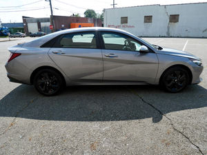 Plata 2024 Hyunda-i Elantra SEL FWD con asientos de cuero Sistema de navegación Arranque remoto Techo solar Android Auto Ruedas de aleación - Product Image 3