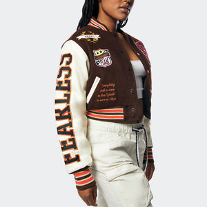 Chaqueta Universitaria Corta Personalizada para Mujer, Diseño de Parche Legendario Fearless en Marrón y Blanco, Ropa Urbana, Servicio OEM Disponible - Product Image 4