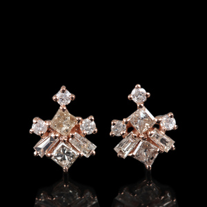 Boucles d'oreilles en or rose massif 14 carats avec diamants naturels Boucles d'oreilles en or de créateur pour un usage quotidien Meilleur cadeau Fabricant de gros de bijoux fins - Product Image 4