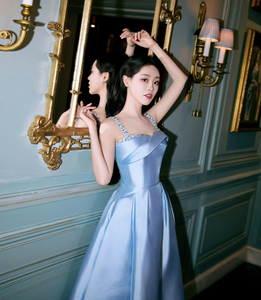 <span class=keywords><strong>Robe</strong></span> midi élégante en satin bleu ciel, coupe trapèze, longueur thé, avec bretelles perlées - Product Image 3