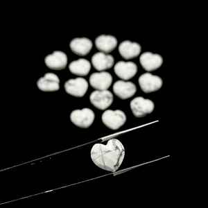 Amuletos de Joyería de Howlita Blanca Natural Tallados a Mano en Forma de Corazón Facetado - Product Image 2