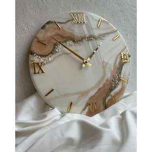 Horloge murale en résine coulée à la main avec de superbes motifs tourbillonnants dans les tons bleu océan - Product Image 3