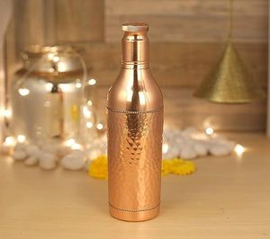 Botellas de cobre de primera calidad y estilo martillado, perfectas para aquellos que buscan salud y elegancia en un solo producto - Product Image 1