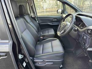 Noah Wagon 2016 d'occasion en bon état, moteur turbo, transmission automatique, régulateur de vitesse adaptatif, pneus R19, sièges en cuir, toit panoramique en alliage d'aluminium - Product Image 2