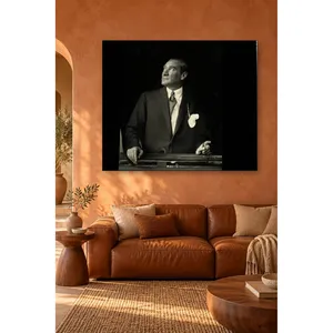 Fida Atatrk regarde vers le haut vers le podium, impression sur toile noir et blanc - Product Image 5