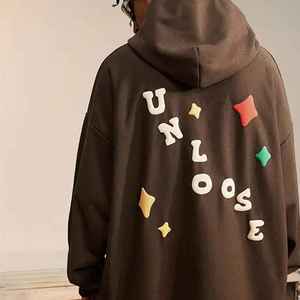 Sudadera con capucha estampada con letras en relieve, tejido polar suave y relajado, perfecta para atuendos informales de invierno. - Product Image 2