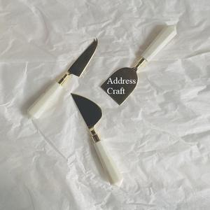 Ensemble de 3 couteaux à fromage royaux en acier inoxydable avec manche en marbre Ensemble de couteaux à beurre plaqués or - Product Image 2