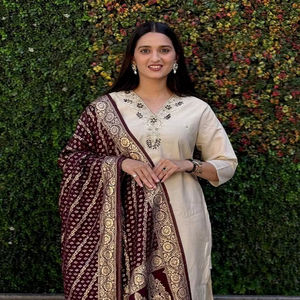 Grand Elegant Straight Kurti Pant Dupatta Set Colección étnica india opulenta para B2B Venta al por mayor y regalos corporativos - Product Image 1