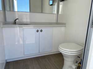 Remolque de Baño Público Automático Portátil 2026 con Tanque de Agua Limpia y Salida de Aguas Residuales para la Venta en Europa - Product Image 6
