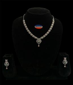 Ensemble de collier avec chaîne à maillons classique avec embellissements de perles et de diamants parfaits pour les cadeaux de fiançailles et les anniversaires - Product Image 4