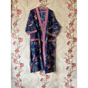 Robe élégante pour femme, faite à la main, à rayures florales, grande taille, lavable, pour fête/jour élégant/commémoration des fêtes, robe grande taille XL - Product Image 1