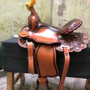 Ensemble de selle western en cuir avec décorations d'art sur bois de qualité supérieure, thème course de barils |   Ensemble de fixation sans clou pour équipement d'équitation en acier inoxydable, façonné à la main - Product Image 1