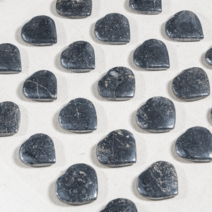 Offre Spéciale : Cœurs Miniatures en Hématite Sculptés à la Main en Cristal Naturel pour Décoration, Méditation et Relaxation – Prix de Gros - Product Image 2