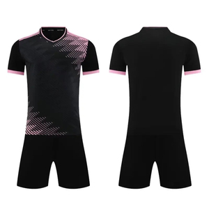 2025 nuevo uniforme de fútbol para hombres personalizado ligero de secado rápido y transpirable para todas las estaciones - Product Image 1