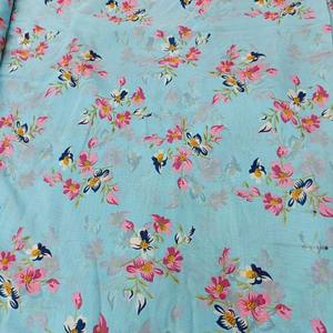 Tissu d'impression numérique en polyester exquis à 100 pour cent Couleurs vibrantes Doux Durable Idéal pour l'artisanat de la décoration intérieure de la mode - Product Image 1