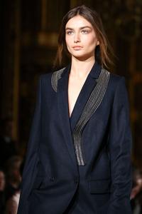 Abrigo Acolchado Suzani Bordado a Mano, Hecho en India, de Lujo, para Bodas y Fiestas, Ecológico, de Alta Calidad - Product Image 5