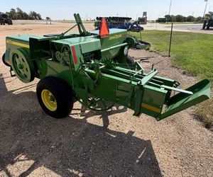 Presse à balles carrées John Deere 348, haute efficacité, machine agricole, presse à balles rondes avec entraînement par tracteur, durable pour usage agricole - Product Image 1