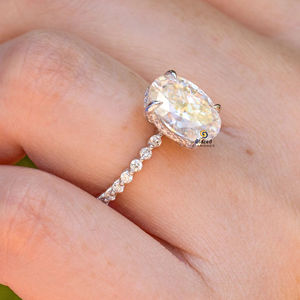 Bague de fiançailles à la mode en argent sterling 925 4 Ct coupe ovale Moissanite diamant incolore et Halo caché pour femme - Product Image 6