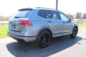 ใช้อย่างประณีต2023 2023 Vo_lkswagen Tiguan SE R-Line Black 4MOTION - Product Image 2