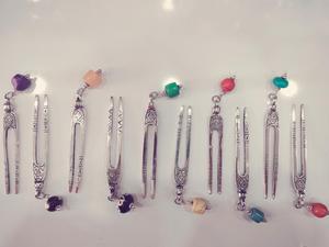 Bâtons à cheveux en métal faits sur mesure avec des ornements en perles de mosaïque. Idéal pour un look décontracté et des looks d'inspiration culturelle. - Product Image 4