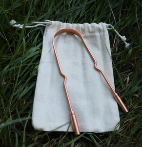 Nettoyant de langue classique en cuivre pour une routine de soins bucco-dentaires holistique favorisant un nettoyage naturel et des habitudes quotidiennes saines - Product Image 2