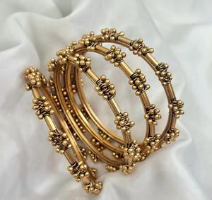 Juego de Cuatro Brazaletes Abiertos de Alta Calidad con Baño de Oro, Estilo Tradicional, para Bodas, Colección para Mujer - Product Image 1