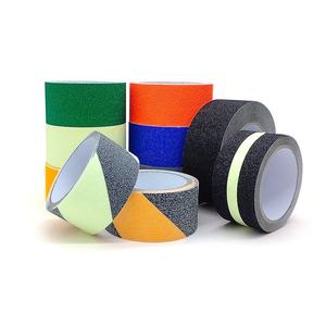 Cinta Antideslizante de Alta Resistencia para Escaleras, Rampas y Pisos en Áreas Industriales, Comerciales y Residenciales, Agarre de Seguridad de Alta Tracción - Product Image 3