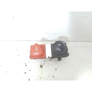 ปุ่มไฟฉุกเฉินเรโนลต์ เมแกน คาบริโอ 8200407415 (02>10) - Product Image 1