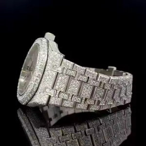 Reloj de Cuarzo de Acero Inoxidable para Hombre Infinite Charm con Elegantes Detalles de Moissanita y Cristales Brillantes en la Esfera - Product Image 2