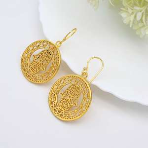 Vente en gros de boucles d'oreilles Hamsa plaquées or 18 carats bijoux de protection faits à la main design de fleur pendante vintage certifié tiers unisexe - Product Image 2