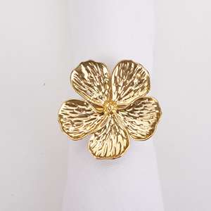 Ronds de serviette en métal élégants pour la présentation des repas de mariage et la décoration de table raffinée - Product Image 3