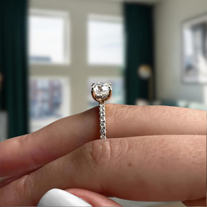 Anillo de Compromiso de Diamante Cultivado en Laboratorio con Corte Cojín de 2 Quilates, Halo Oculto, Certificación IGI, Claridad VVS2, Oro de 14K, Elegancia Femenina - Product Image 2