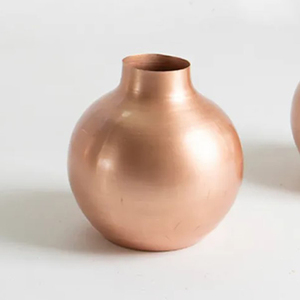 Vase à fleurs en aluminium magnifiquement conçu Design classique pour un style intemporel pour les fleurs fraîches disponibles au meilleur prix - Product Image 6