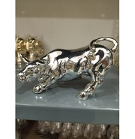 Figurine de taureau vintage antique en métal poli plaqué argent, décoration rustique moderne pour la maison, pièce d'art de collection pour table ou étagère