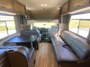 Autocaravana clásica blanca, poco usada, con cama, cocina, baño, aire acondicionado y sistema de entretenimiento para 4-6 personas. - Product Image 2