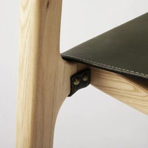 Silla de comedor con brazos, hecha de madera maciza de teca con asiento y respaldo de cuero, color madera natural, para uso en interiores y exteriores. - Product Image 5