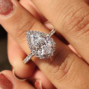 Bague de fiançailles en diamant taille ronde avec halo en forme de poire, style élégant - Product Image 2