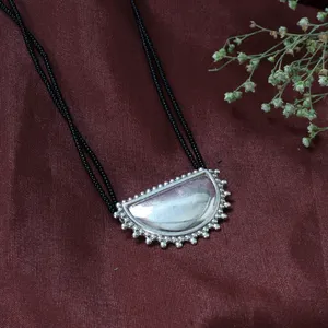 Collar con Colgante de Luna Creciente Plateada Contemporánea para Joyería de Moda Femenina - Product Image 4