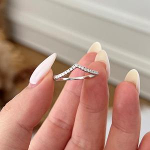 Anillo de Compromiso y Matrimonio de Media Eternidad con Diseño Curvo en Forma de V, con Piedra de Moissanita VVS1, Joyería para Mujer - Product Image 3