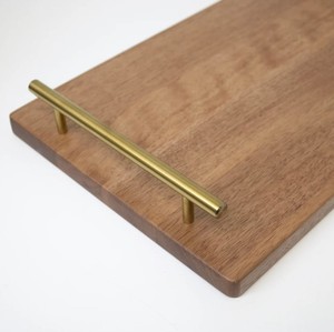 ถาดเสิร์ฟไม้แกะสลักพร้อมหูจับทองเหลืองพร้อมสลักเลเซอร์สำหรับตกแต่งอาหารเช้าพร้อมน้ำยาเคลือบเงาจากอินเดีย - Product Image 2