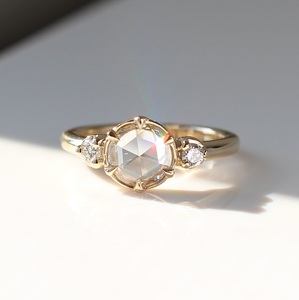 แหวนหมั้นเพชรโมอิส1.55อิสซาไนท์ซีซีตัดรูปกุหลาบโบราณชุดฝาหินสามชิ้นที่มีแถบแต่งงานสีเหลืองทอง - Product Image 1