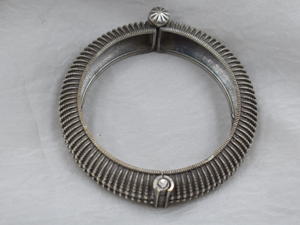 กําไลเงินทําด้วยมือขายส่งที่ได้รับความนิยมล่าสุดดูเหมือนกําไลที่เปิดได้แบบตะวันตกสําหรับเด็กหญิงและสตรี - Product Image 4